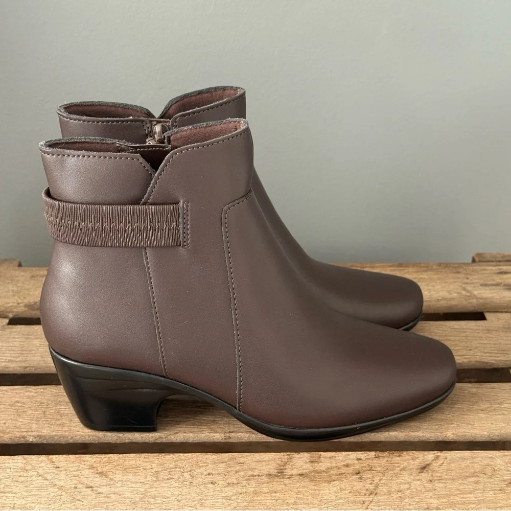 NEW Clarks Emily 2 Holly Ankle Leather Boots Womens‎ 6.5M Brown A28